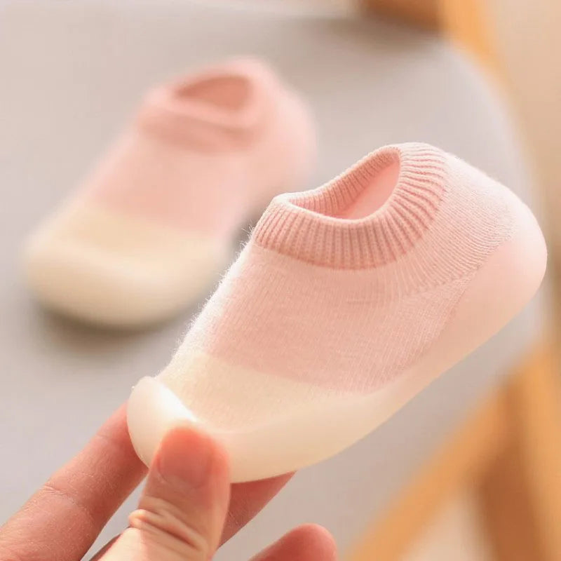 Meia Antiderrapante Com sola de Borracha para Bebês - Primeiros Passos com Segurança e Conforto